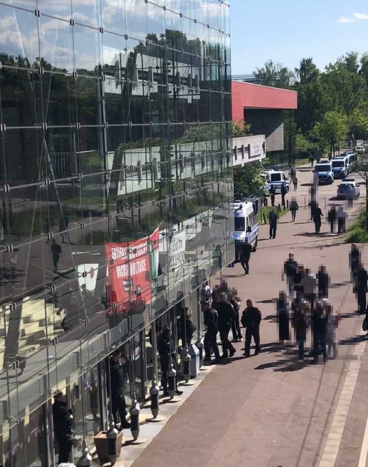 Die Polizei räumt das Protestcamp vor der Glashalle der Universität Bremen. Foto: Armin Djamali
