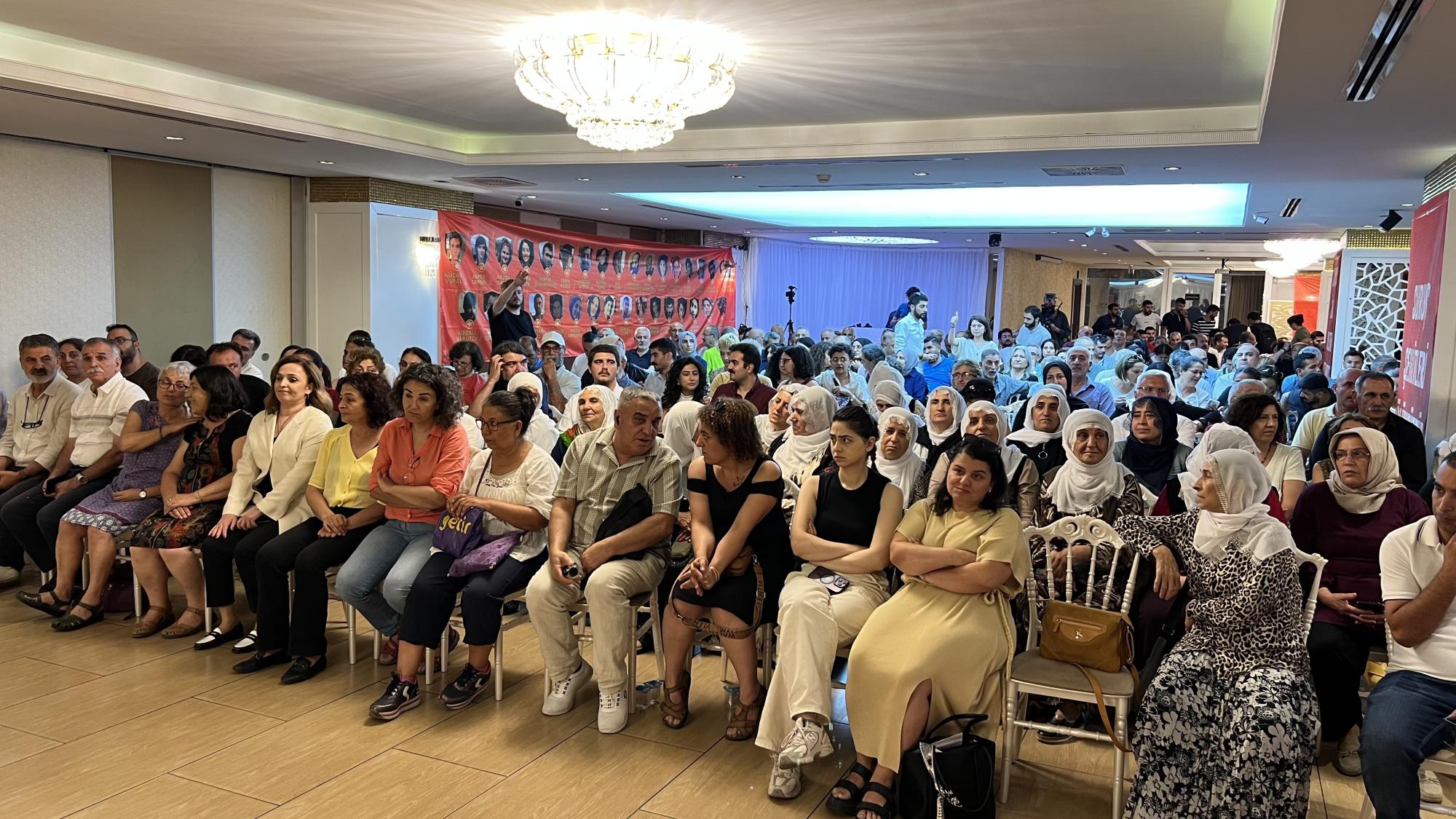 Unter den Teilnehmenden waren auch Hinterbliebene anderer Gewaltopfer, etwa die Samstagsmütter, deren Angehörige in türkischen Gefängnissen verschwanden. Foto: Filiz Yildirim