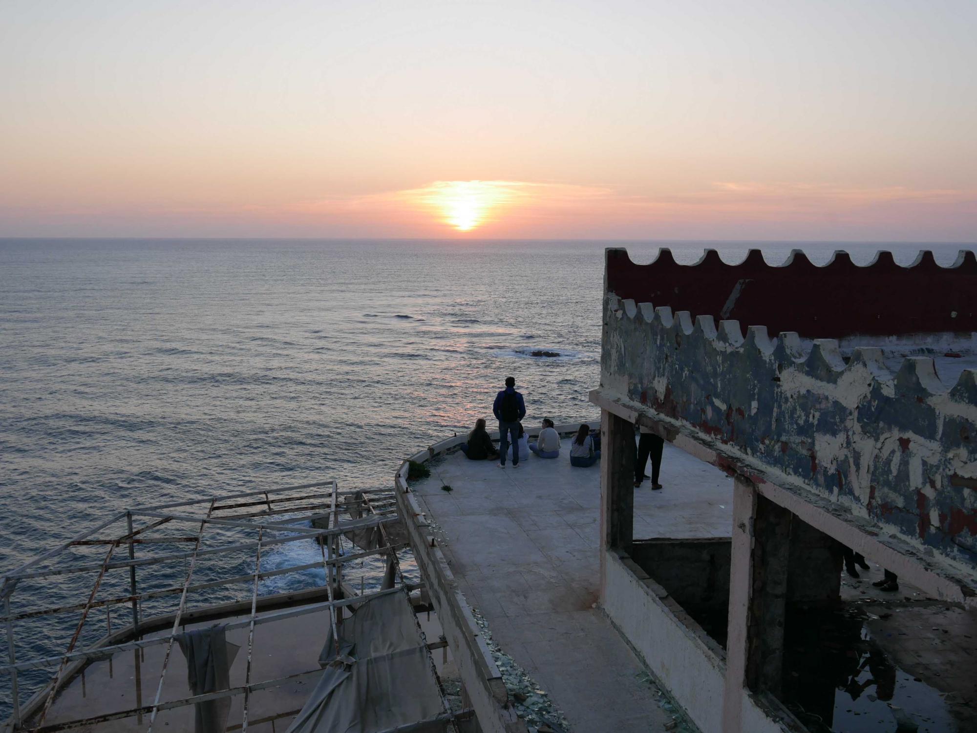 Von der Dachterrasse aus sieht man sich im Stadtteil Mar Mikhael in Beirut den Sonnenuntergang an; Foto von Elena Athina Mieslinger (Instagram @elena_athina)