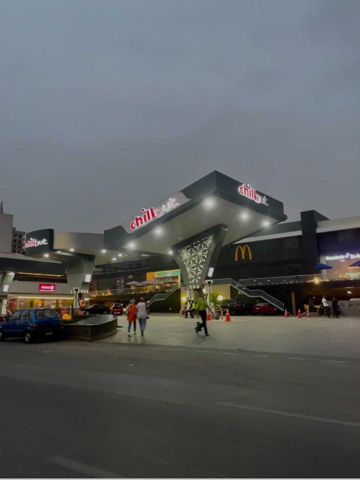 Neue Tankstelle und Fast-Food, früher war hier ein grüner Park,. Foto: privat.