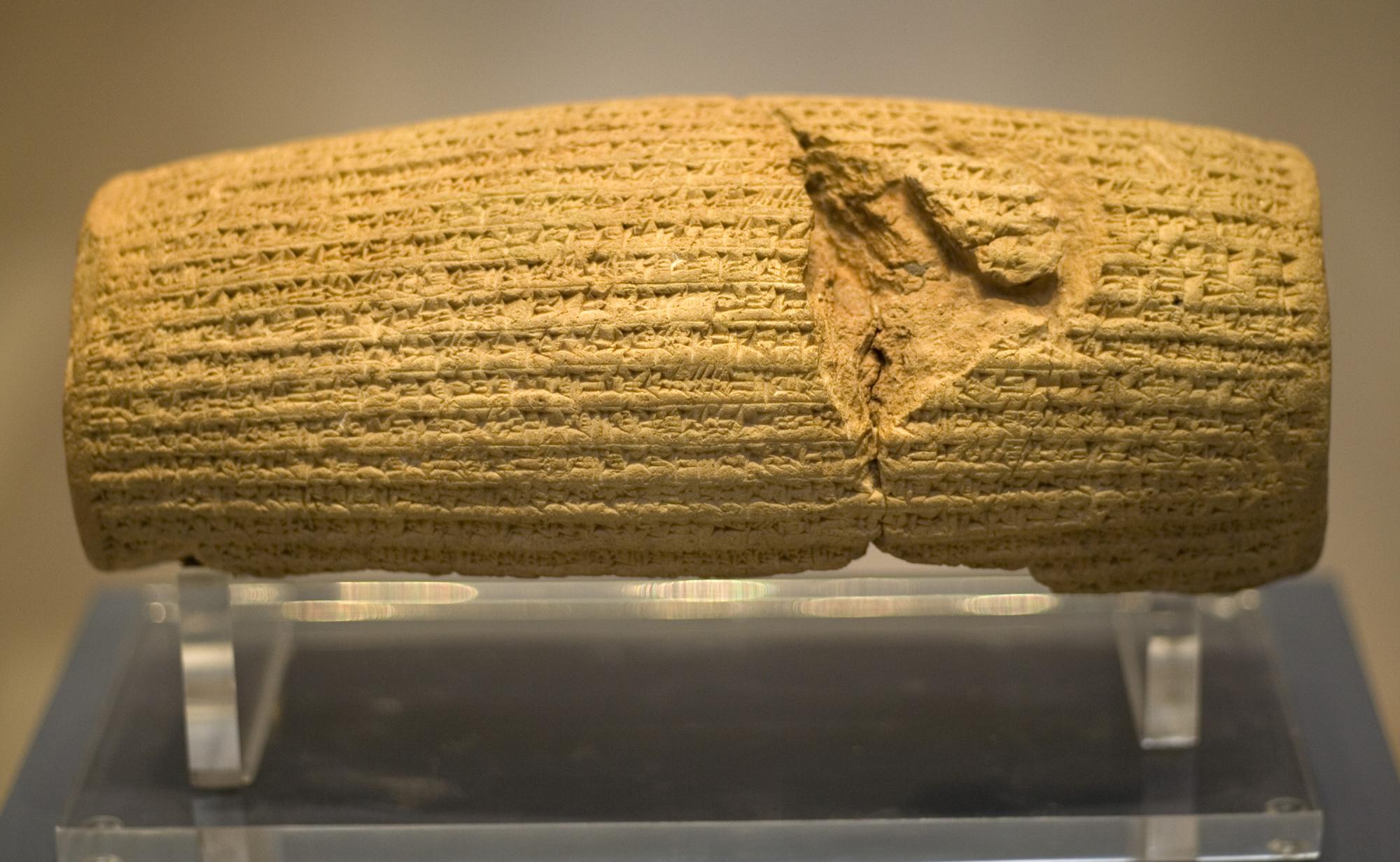 Der Kyros-Zylinder im British Museum. Foto: Prioryman, via Wikimedia Commons, Lizenz: CC BY-SA 3.0.