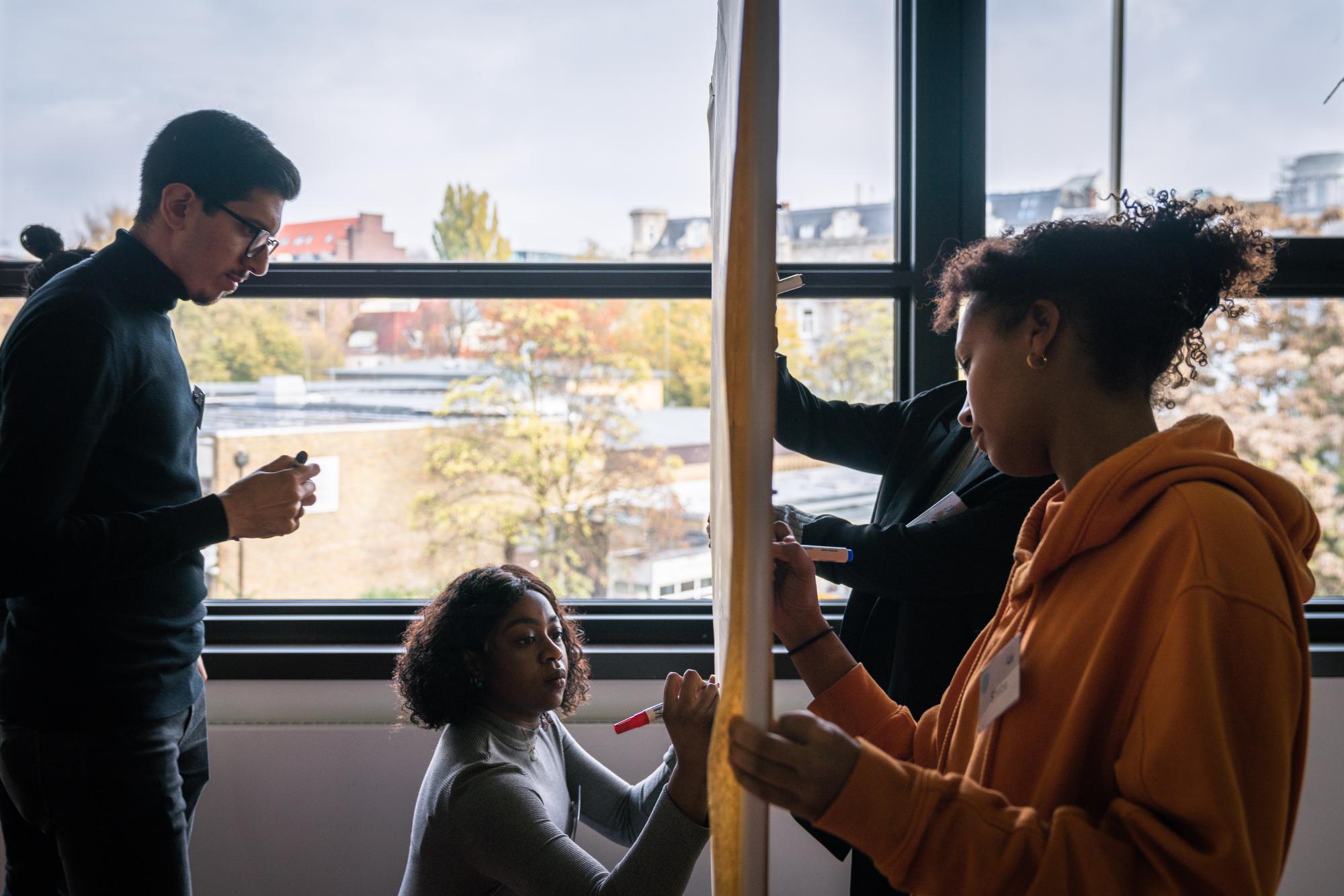 Neben Workshops macht der Verein MOSAIQ Netzwerkarbeit mit Menschen, die Rassismus erfahren, und so ihre Themen einbringen können. Foto: Miguel Ferraz.
