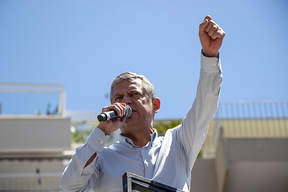 Özgür Özel bei einer Kundgebung in Izmir nach der „mutlak butlan“-Entscheidung, 26. Mai 2026. Foto: Koray, Wikimedia Commons, CC BY-SA 4.0.