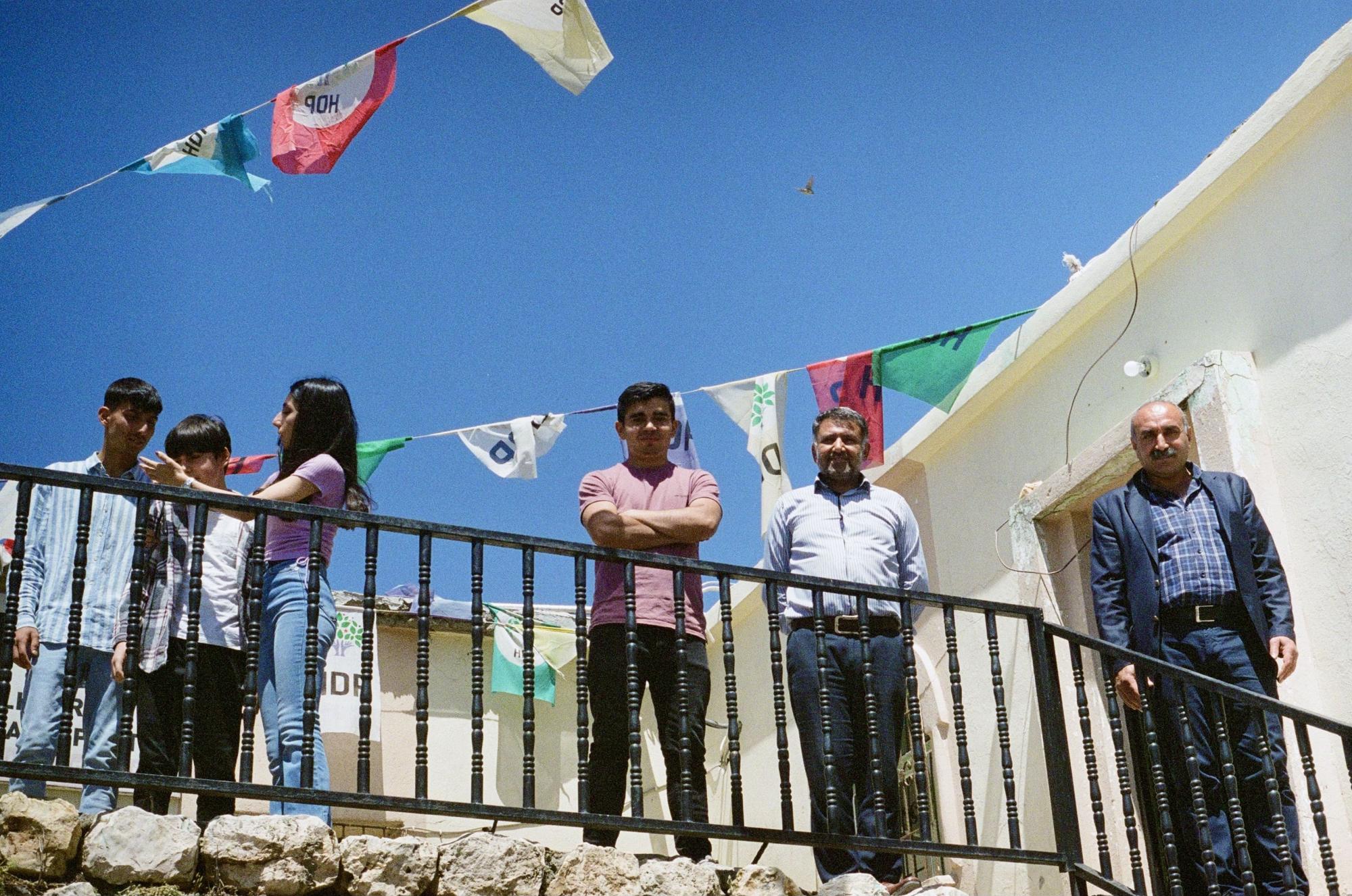  Vertreter:innen der HDP in Güçlükonak, Şırnak, Türkei vor ihrem Parteibüro am Tag der Wahl 14.05.2023. Foto:  Ricardo Bolaños González