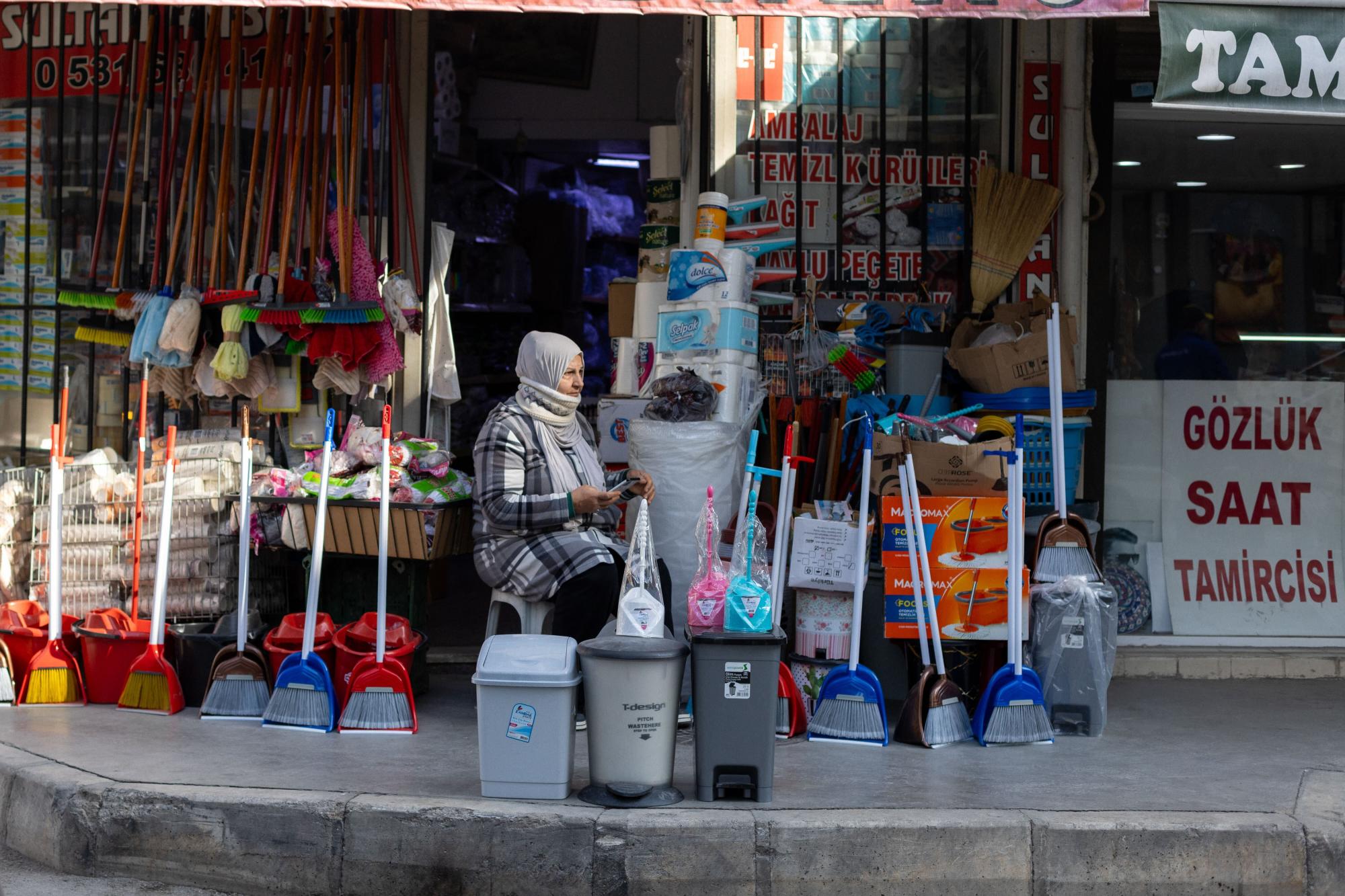 Syrerin vor ihrem Laden im Ortsteil Basmane in Izmir, November 2022, Foto: Erdal Buldun.
