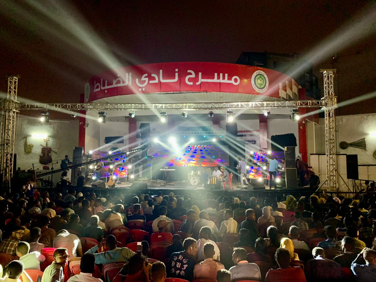 „Das Theater ist ein beliebter Treffpunkt für junge Leute im Sudan, sie sehen dort berühmte Sänger:innen und Bands. Das Foto stammt von einem Konzert mit Nancy Ajaj. Ich hatte meine Mutter zu diesem Konzert eingeladen und es war unser letztes gemeinsames Event, bevor ich den Sudan verlassen habe.“ Das Open Air Theater der Militäroffiziere in Khartum, Februar 2020. Foto: Mustafa Jorry.