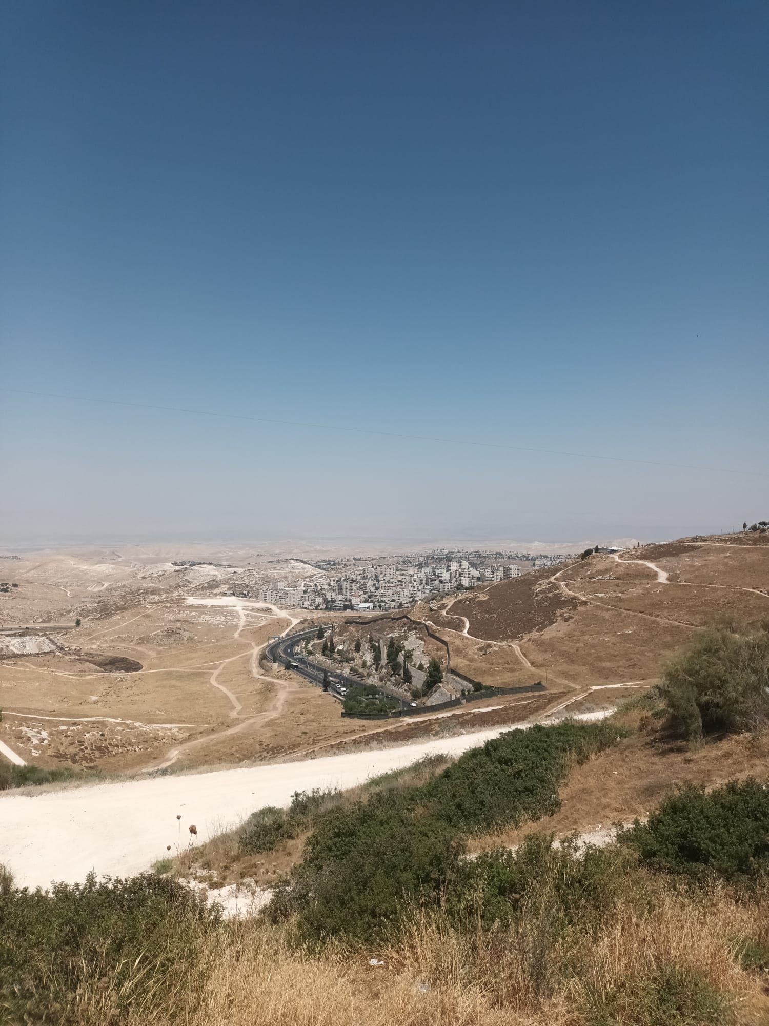 Blick auf Ostjerusalem, Mauer und Westjordanland. Foto: Alicia Kleer.